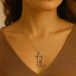 Collana con lettere dal design geometrico moderno – Argento sterling 925