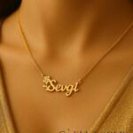 Collana con nome con dettaglio a fiore – Argento sterling 925