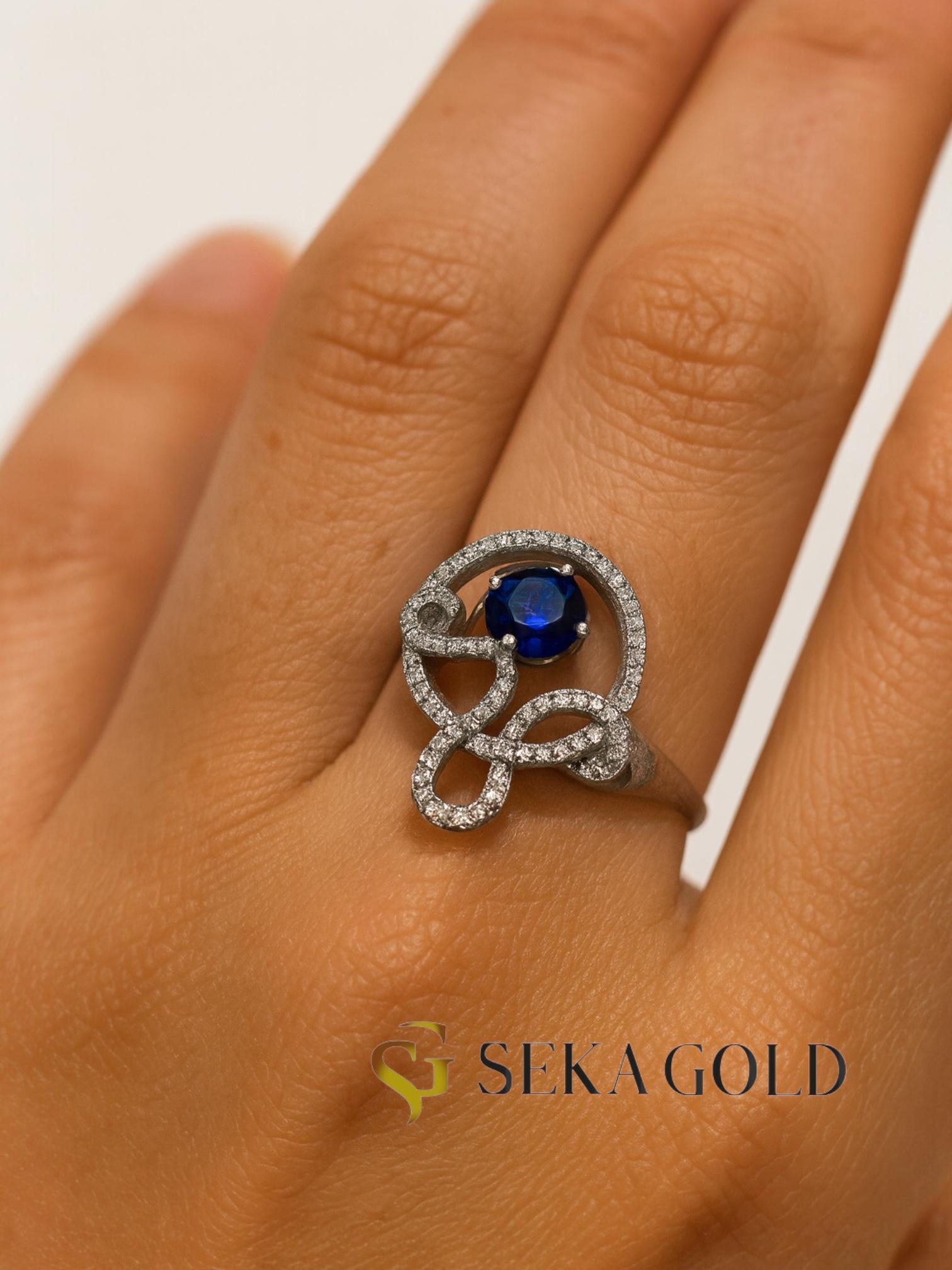 b3891002-bd16-4438-b83f-25ba71339f0f.jpg Saphirfarbener Knoten-Ring – 925er Sterlingsilber - immagine 1